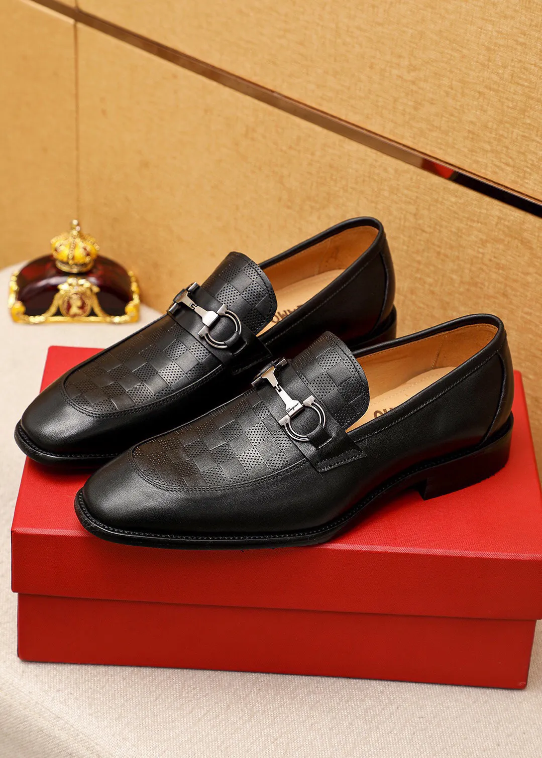 Men's shoes 💰460 💐 Product trademark: Ferragamo "Ferragamo" casual leather shoes Regular size: 38-44 (45🉑️customized) Product materials: Selected imported first-layer calfskin embossed upper + luxury hardware buckle, imported water-dyed cowhide leather lining. Strong three-dimensional visual effect, original combination outsole Color: 1⃣️color optional
